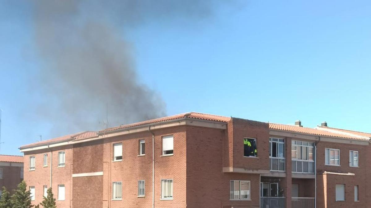 Una mujer atendida por inhalación de humo tras un incendio en una vivienda de Zamora.