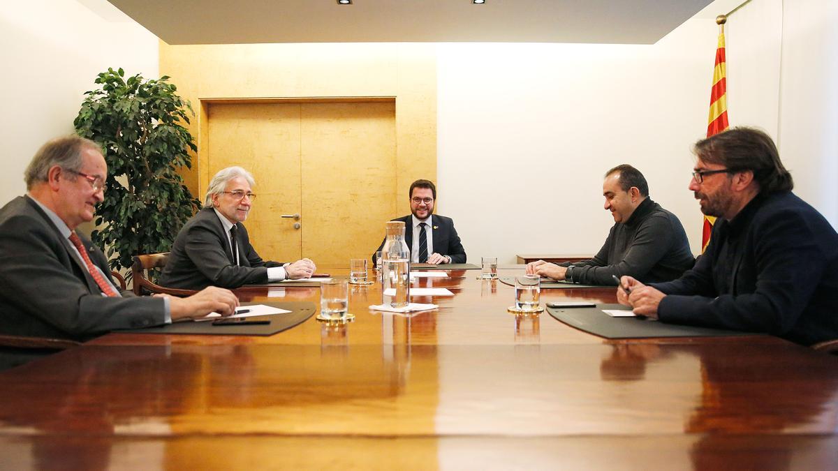 El 'vicepresident' Pere Aragonès, en reunión junto a los agentes sociales