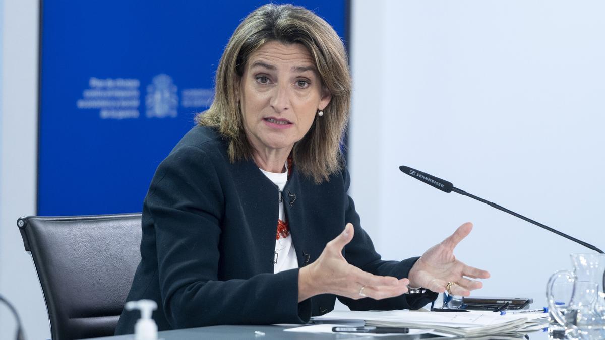 La vicepresidenta tercera y ministra para la Transición Ecológica y el Reto Demográfico, Teresa Ribera, comparece en una rueda de prensa posterior al Consejo de Ministros Extraordinario, en La Moncloa, a 13 de mayo de 2022, en Madrid.