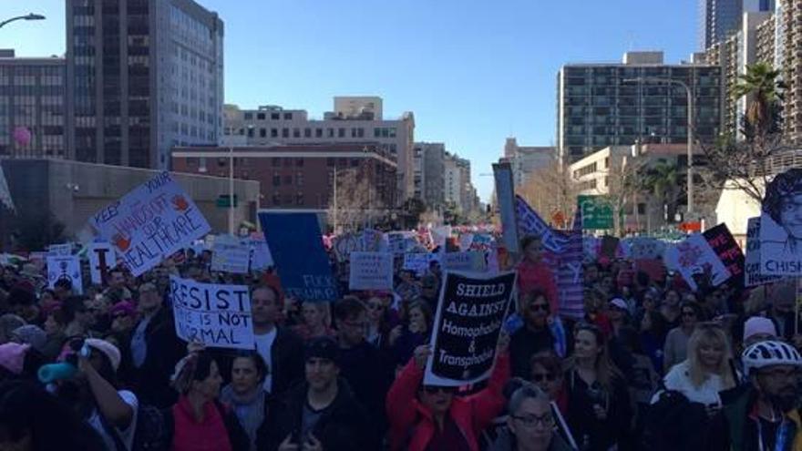 Centenars de persones mobilitzades a Los Angeles amb pancartes i cartells contra Trump.