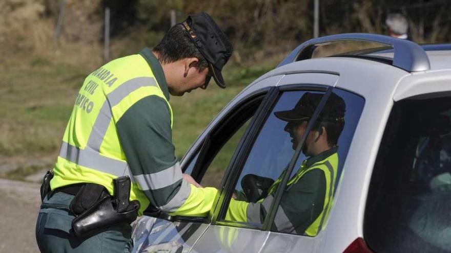 Un agente de la Guardia Civil de Tráfico de Ourense, durante un control en carretera. // Brais Lorenzo