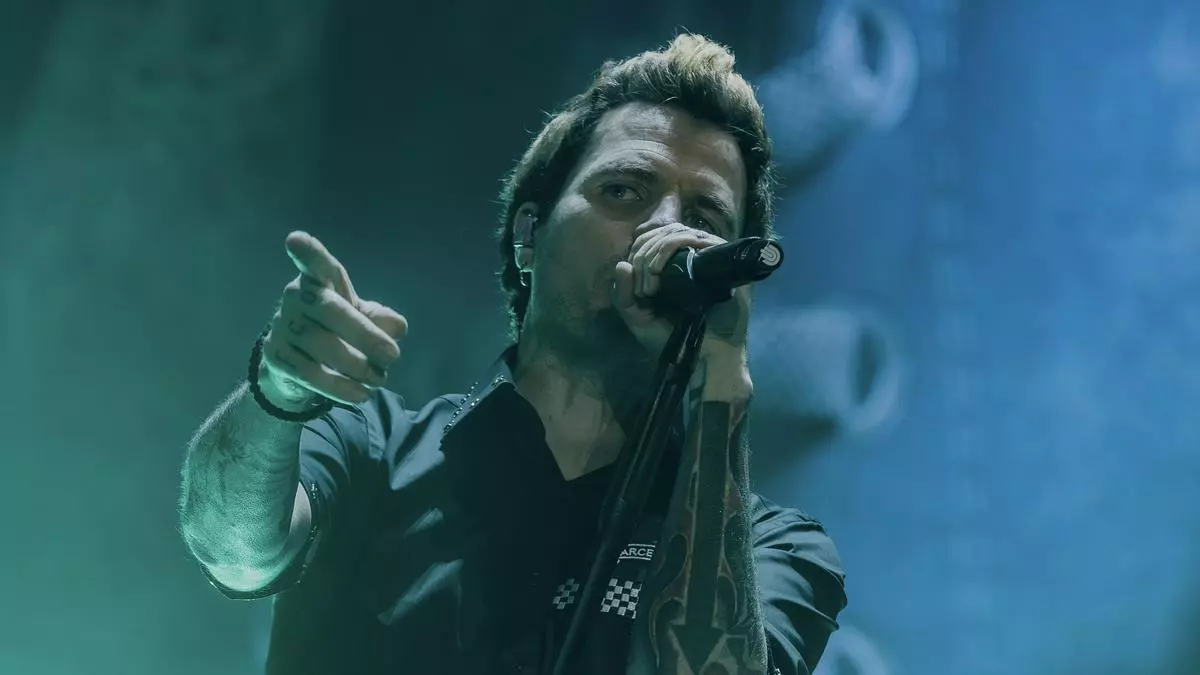 Dani Martín da su versión del troleo a una niña en su concierto