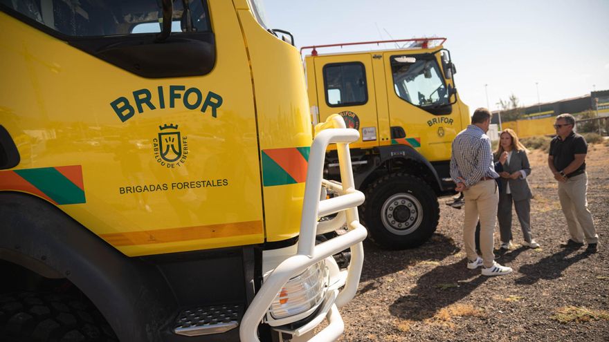 Tenerife secures the first strike against the wildfire with 12,000 litres of water.