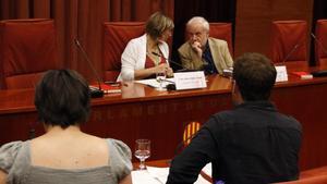 La presidenta de la comisión de la Operación Cataluña, Alba Vergès, habla con un letrado del Parlament, este martes, durante la presentación de las conclusiones.
