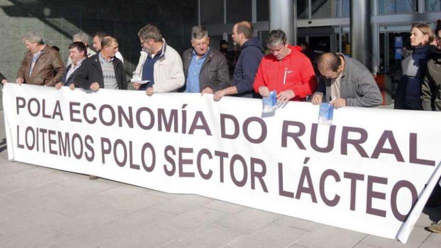 Representantes del sector lácteo repartieron ayer panfletos informativos a la entrada de un centro comercial en Santiago.