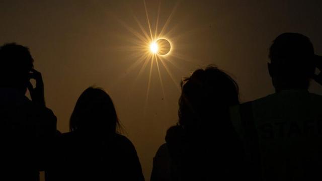 Cientos de personas se reunieron en todo Aragón para contemplar el eclipse.