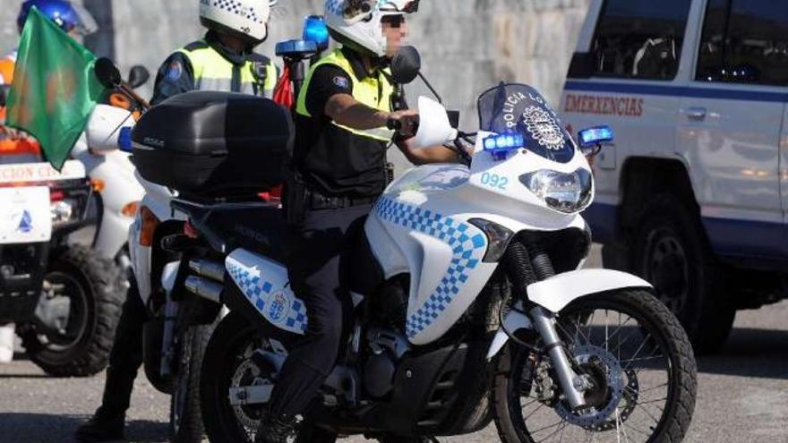 Agentes de la Policía Local de Pontevedra durante un operativo.  // Rafa Vázquez