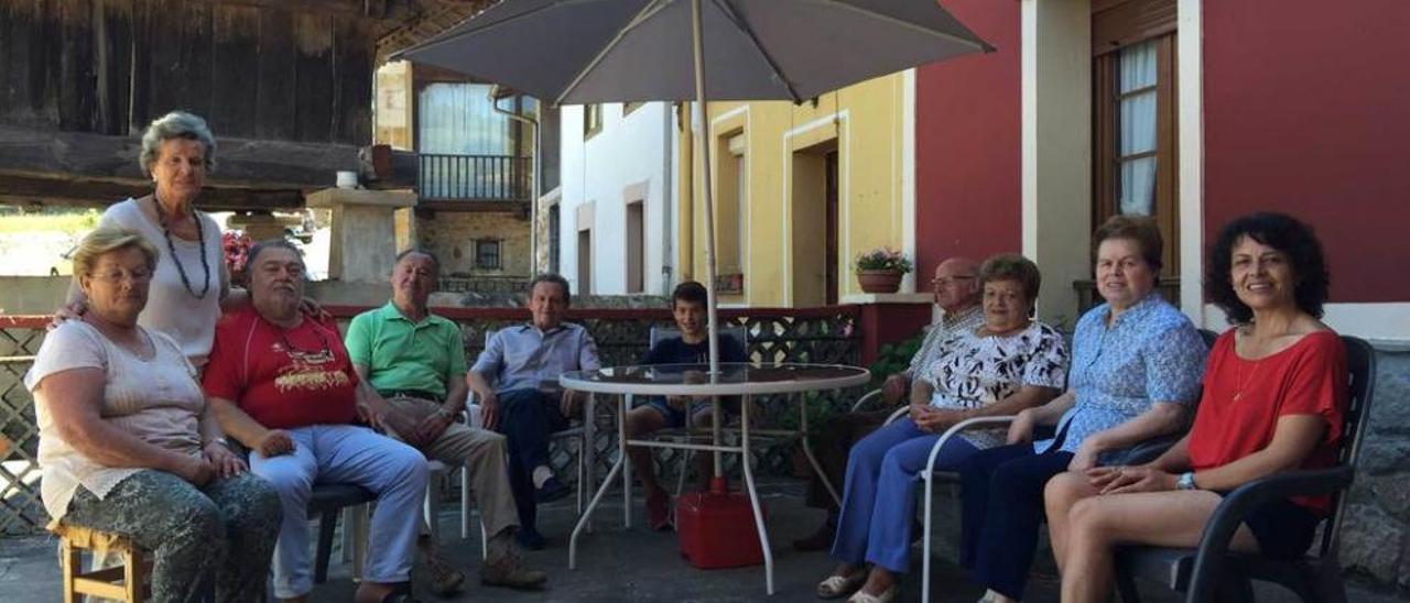 Titi Suero, Teresa Vega, Rafael Laruelo, Pepe Blanco, José Antonio Moro, Ángel González, Ramón Palacios, Ana María Martínez, Marisa Fuentes y María Antonia, Moro en el barrio de La Bolera de Villanueva, ayer.