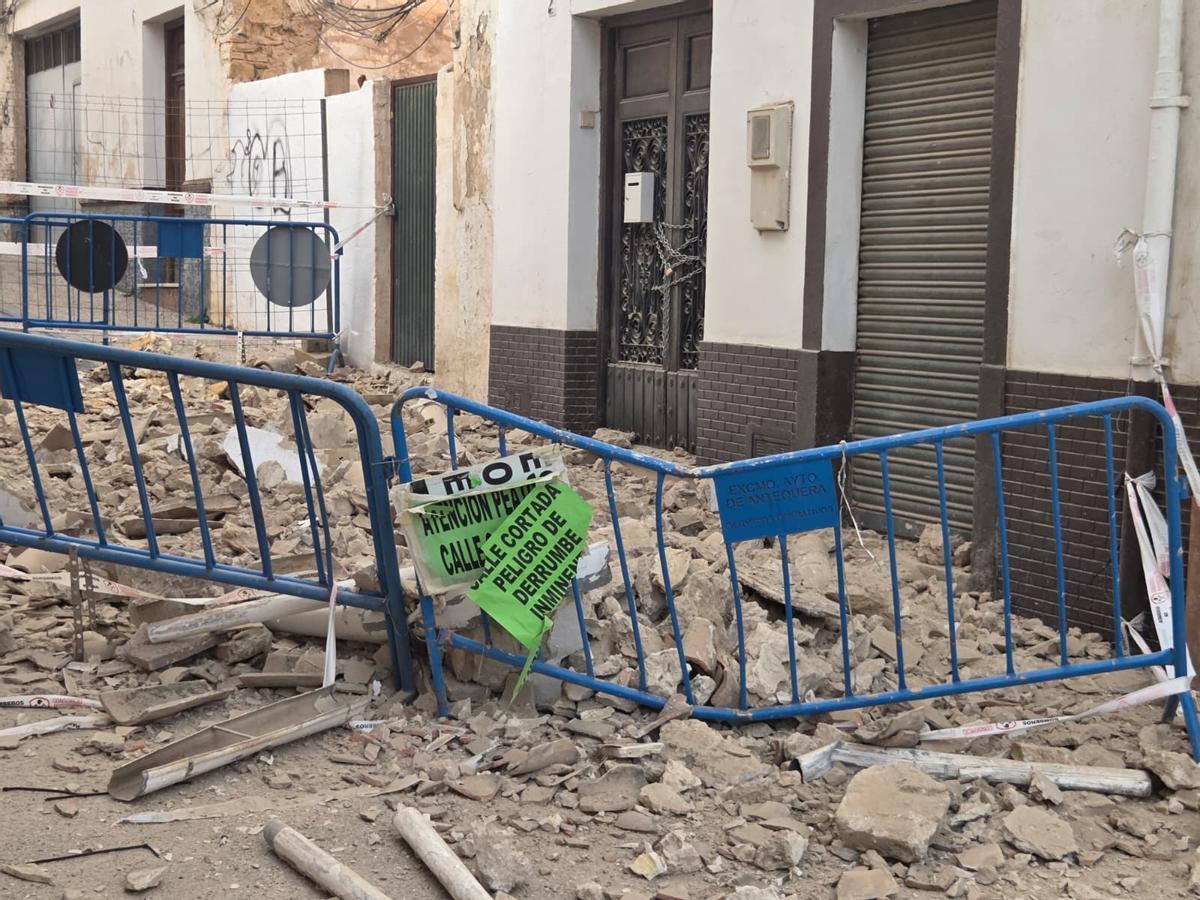 Escombros en la calle Estrella tras el derrumbe