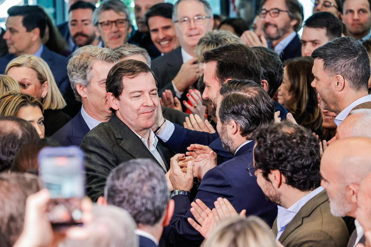 Álvaro Queipo saluda a Alfonso Martínez Mañueco.