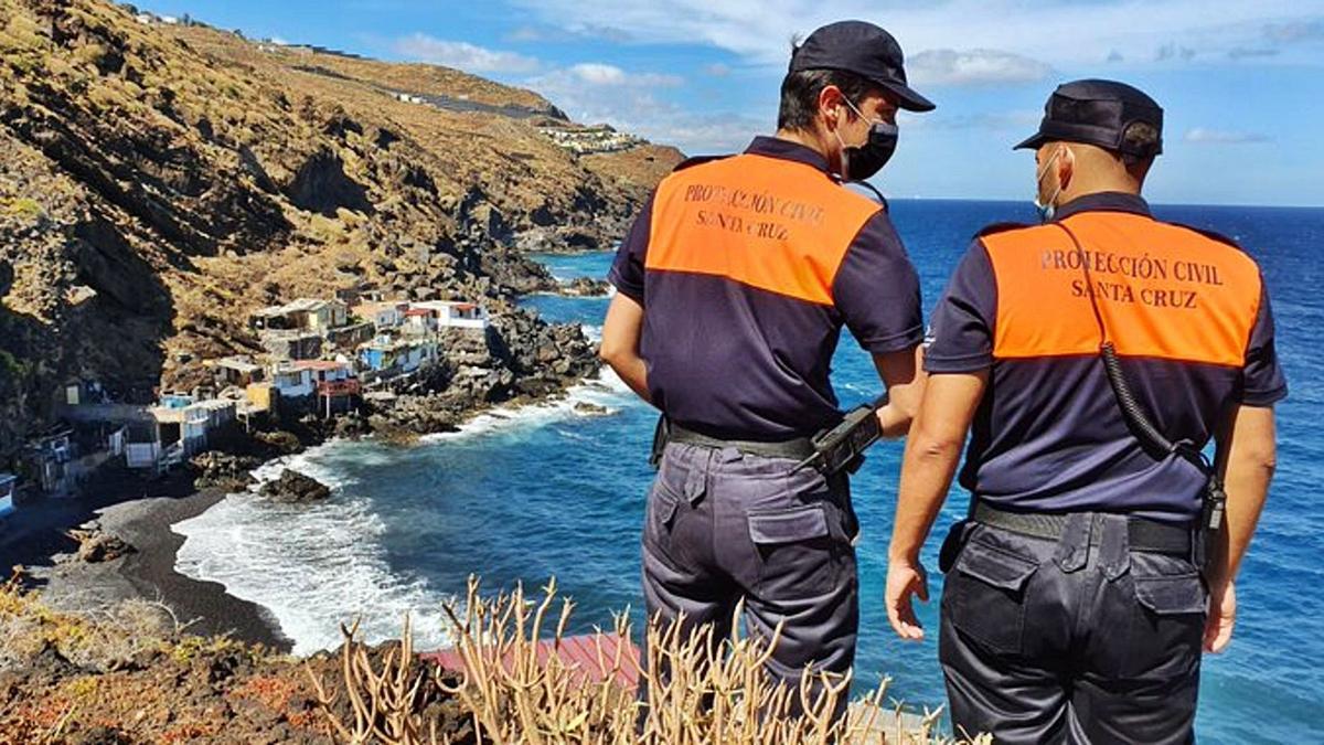 Voluntarios de Protección Civil de Santa Cruz de Tenerife en el recorrido del pasado martes para tratar de localizar al padre y a las niñas desaparecidas.