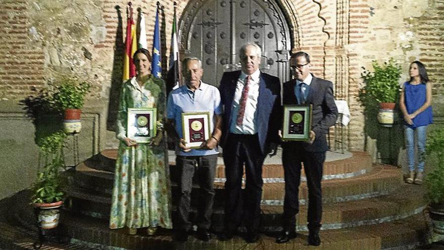 La diputación recibe la medalla de la localidad