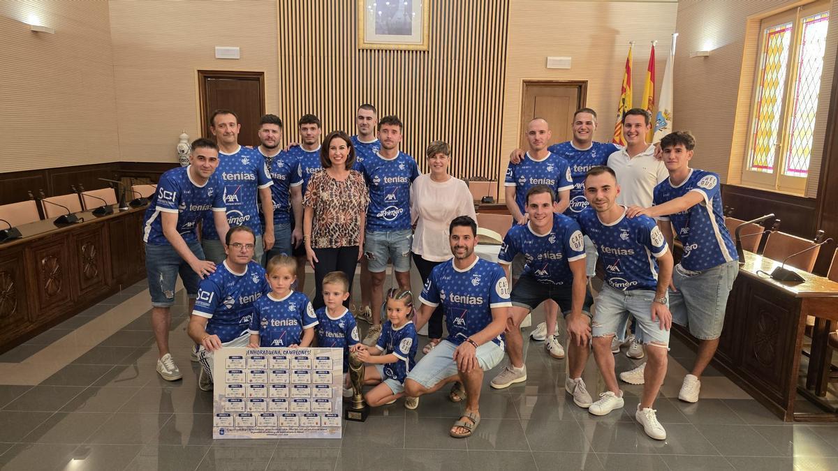 Los integrantes del club firmaron en el Libro de Oro del Ayuntamiento de Ejea de los Caballeros.