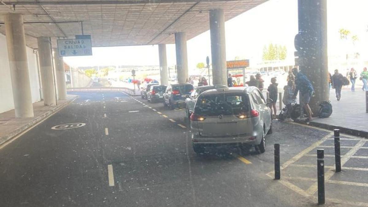 Vehículos particulares ocupan la parada de guaguas en la Terminal 1 del Aeropuerto César Manrique Lanzarote