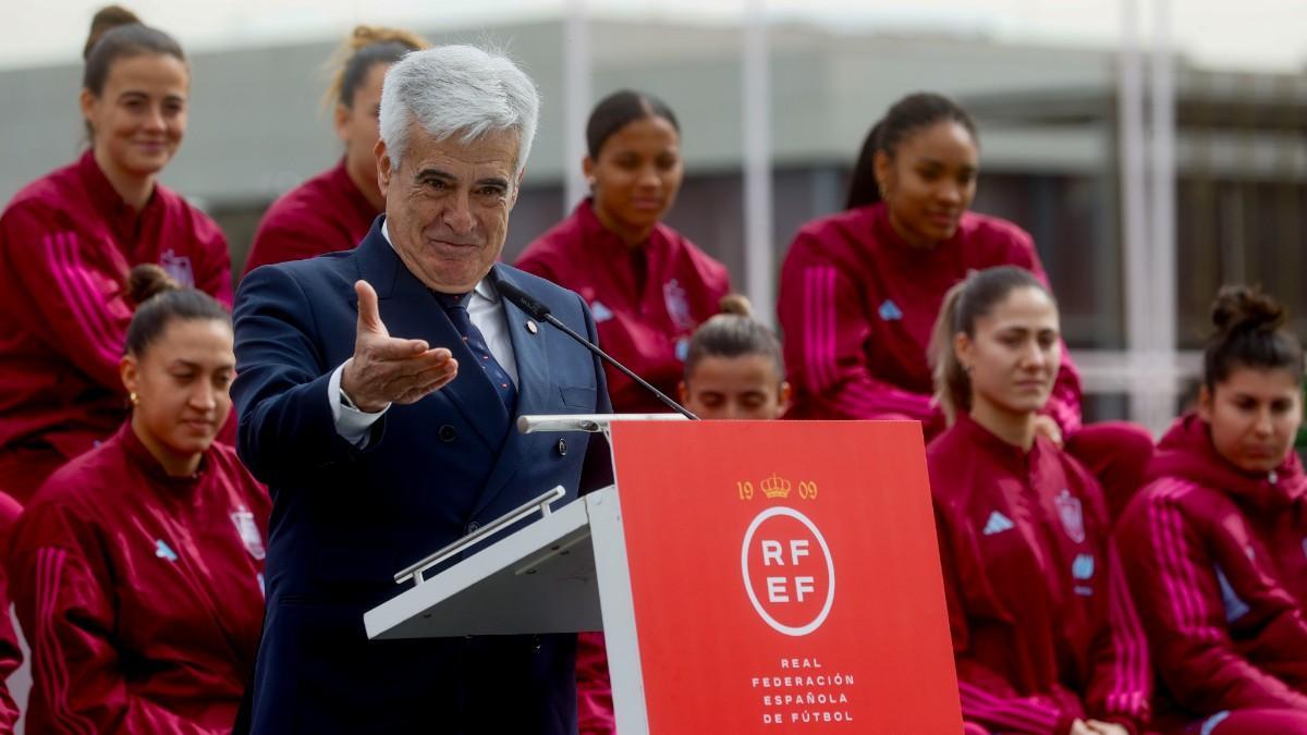 Pedro Rocha da un discurso en la REFF tras la victoria de la selección española femenina de fútbol en el Mundial 2023