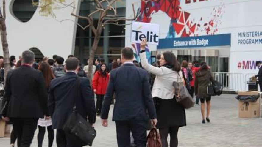 Visitants arribant a la darrera edició del congrés de mòbils