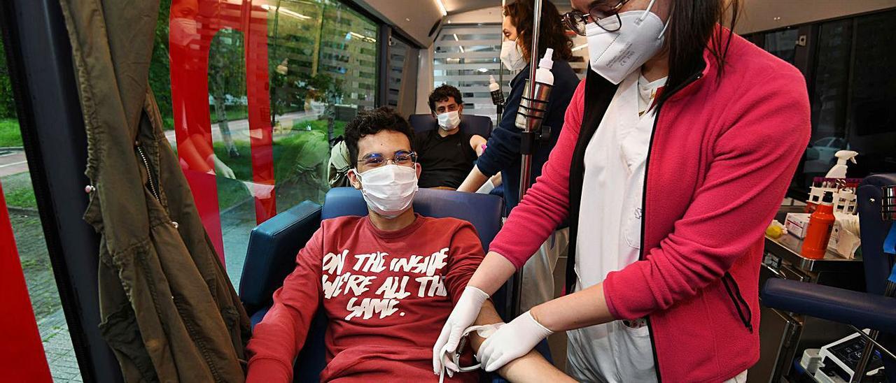 Daniel Fernández e Iván Louzán, ayer en pleno gesto altruista en el autobús de donaciones. |               // G. SANTOS