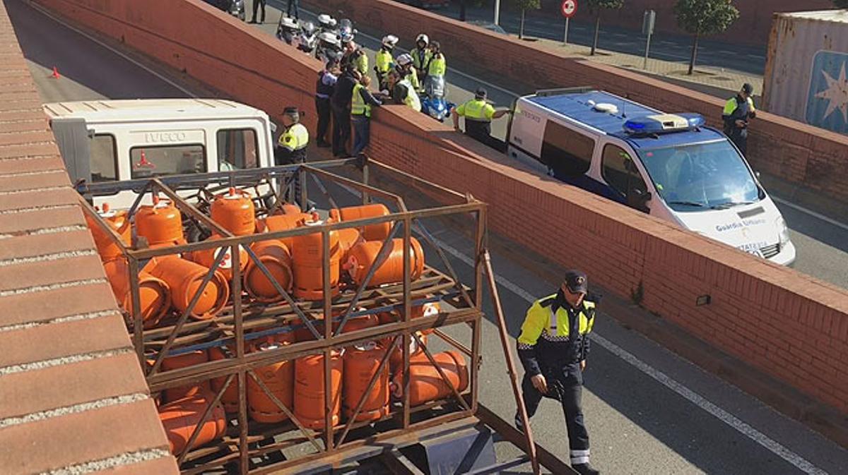 Camió de butà contra direcció a la Ronda Litoral.