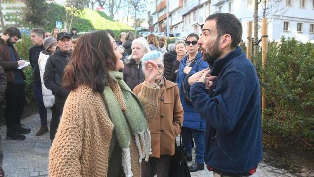 Una vecina de Monte Alto discute con un drogodependiente en la concentración del día 19. |   // CARLOS PARDELLAS