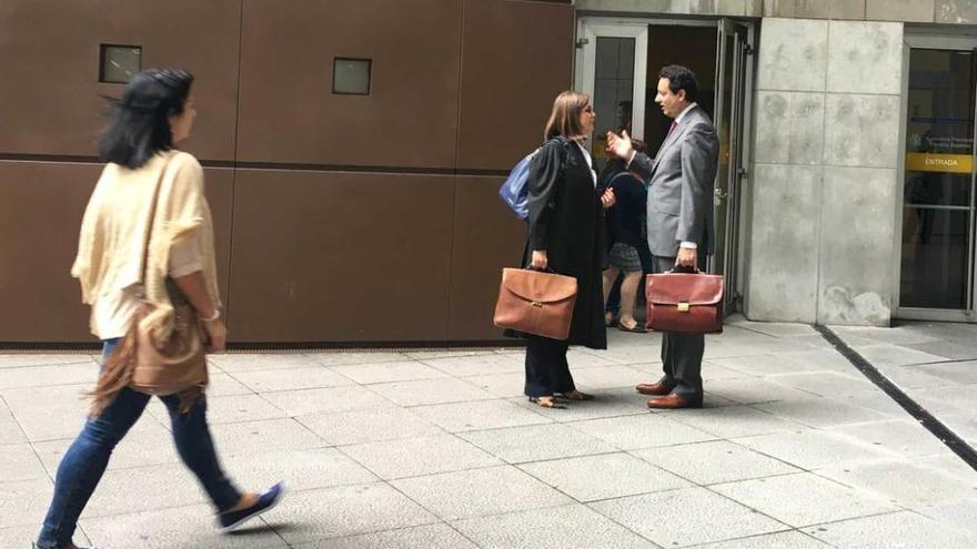 Los abogados de las acusaciones, Susana Fernández Iglesias y José Manuel Fernández González, ayer, a la puerta de la Audiencia Provincial de Oviedo.