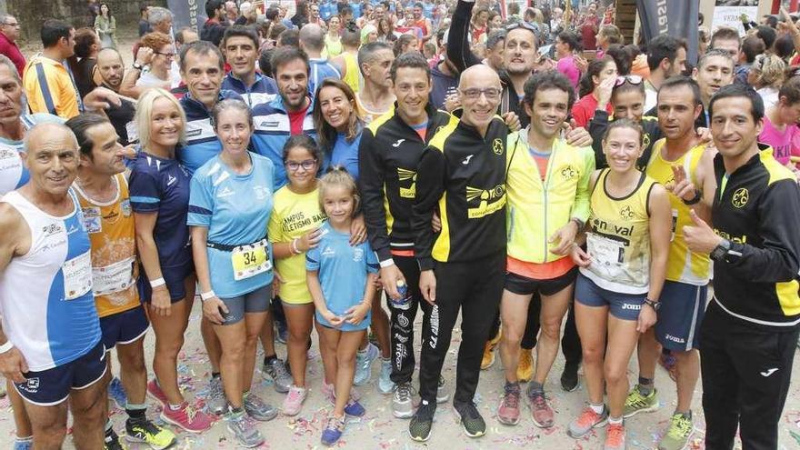 Un grupo de corredores participantes en la pasada edición de las 24 Horas de Vigo en el parque de Castrelos. // Alba Villar