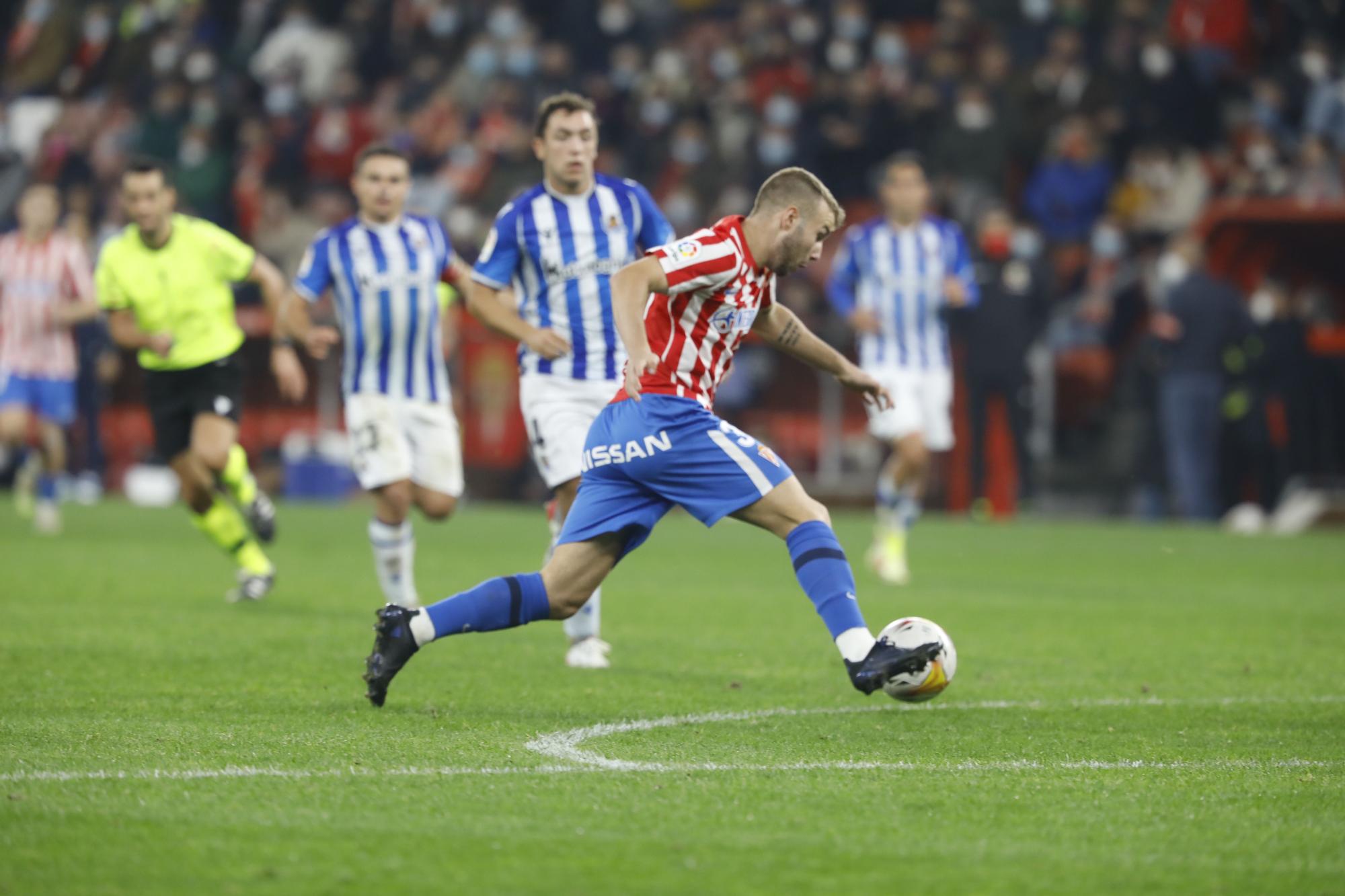 El partido entre el Sporting y la Real Sociedad B, en imágenes