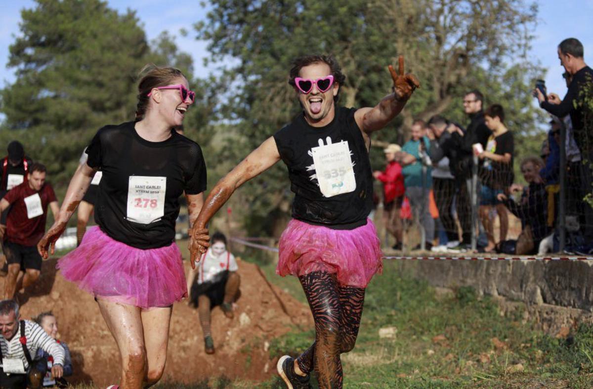 Disfraces, risas y competitividad en la Sant Carles Xtrem.