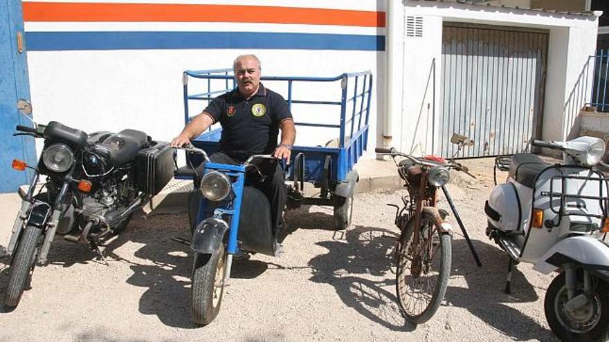 Ramón González, con algunas de las motos que ha restaurado desde 2003 entre las que se halla la Guzi 65 de 1960