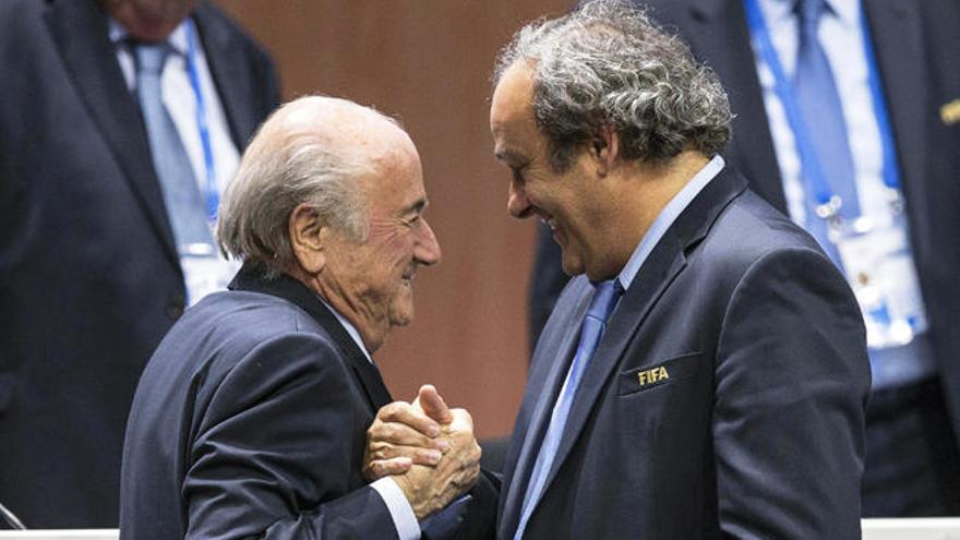 Blatter (i) y Platini se saludan en un acto de la FIFA.