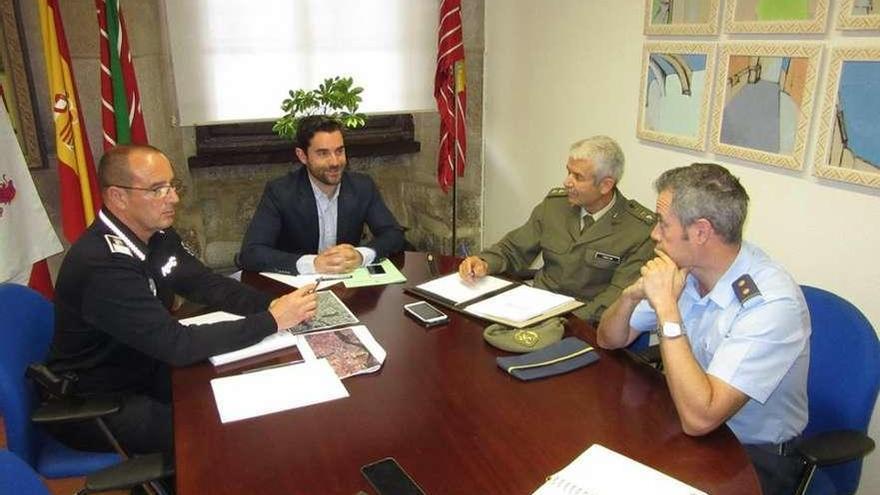 Reunión entre representantes del Ayuntamiento y de la Subdelegación de Defensa.