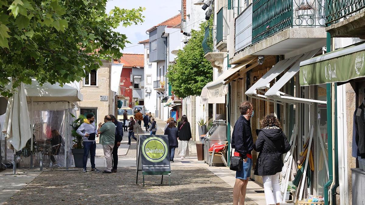 De paseo pero sin aglomeraciones: los gallegos estrenan la reapertura fronteriza con Portugal