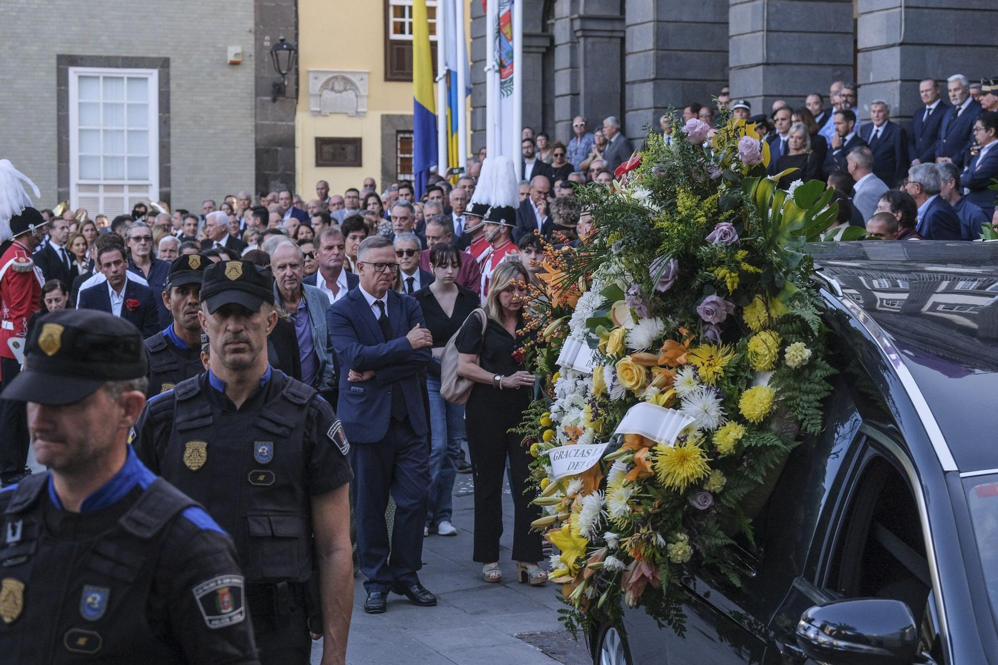 Salida de las Casas Consistoriales del féretro de Jerónimo Saavedra