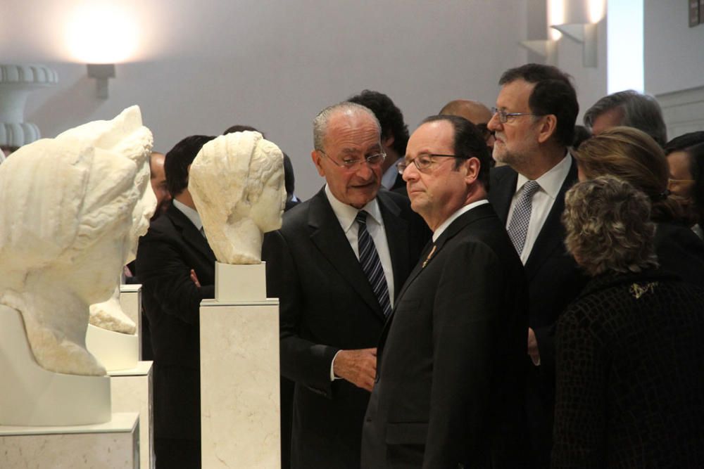 François Hollande y Mariano Rajoy son recibidos con honores junto al Ayuntamiento de Málaga. Antes del almuerzo, han visitado el Museo de Málaga.