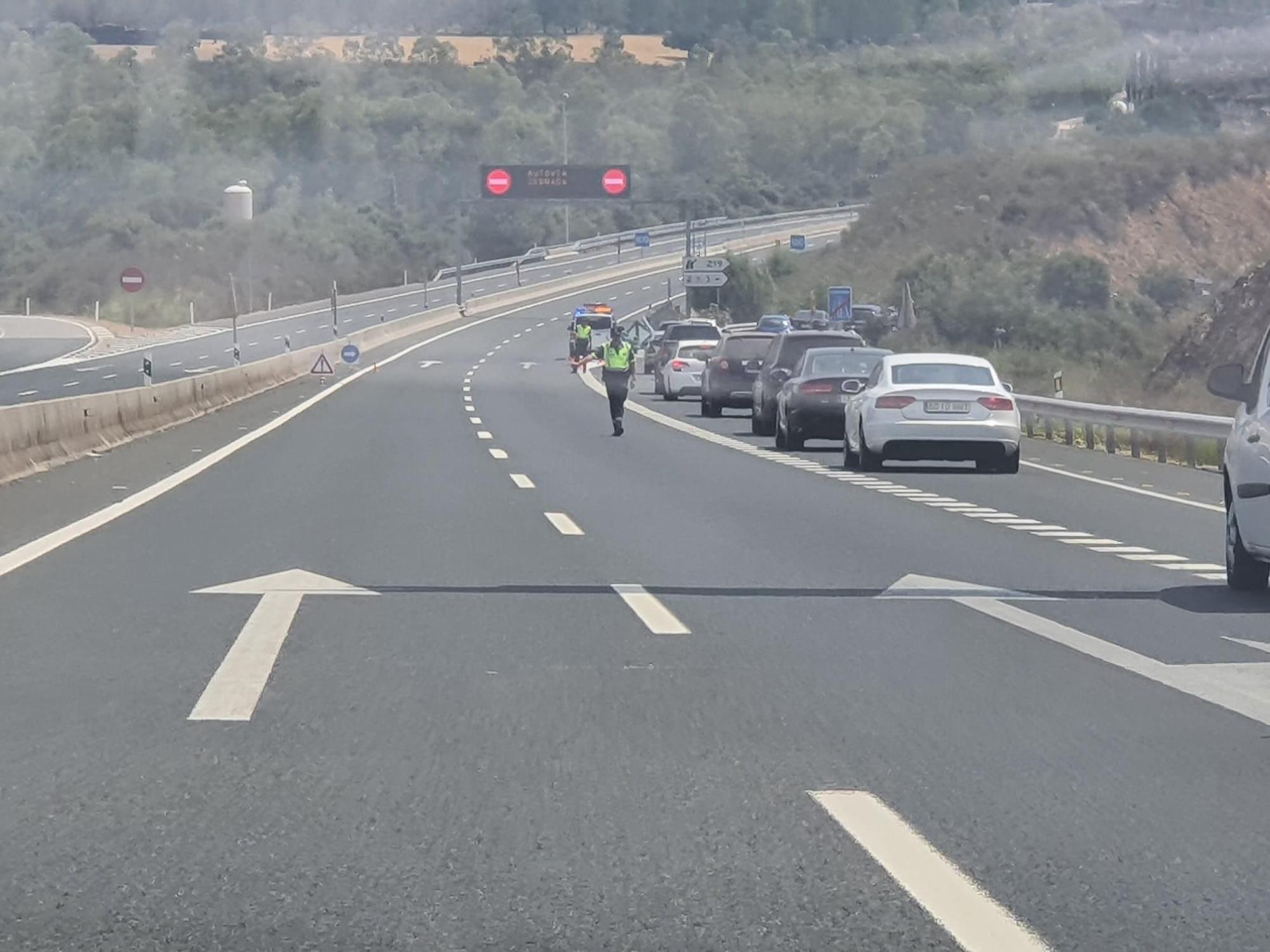 Agentes cpntrolan el tráfico a esta hora en la A-5.