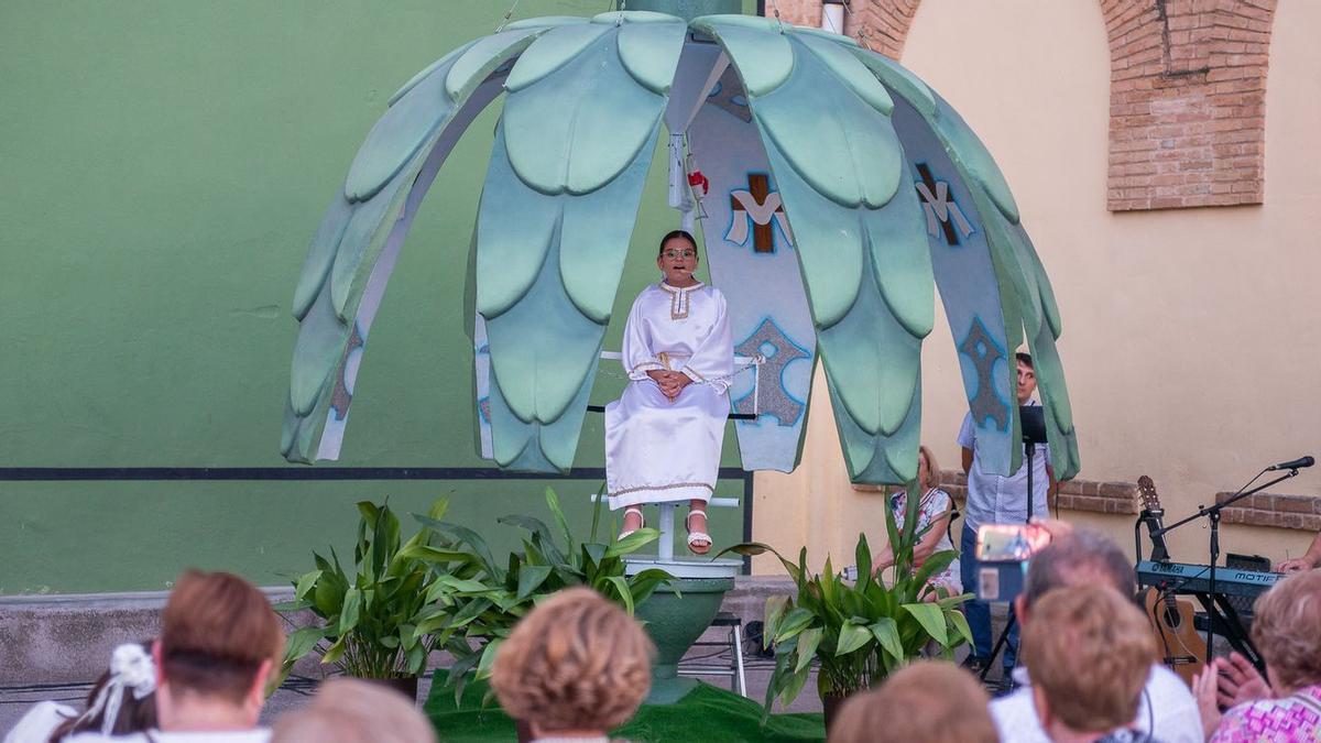 Imagen de la fiesta en honor a la Virgen del Carmen en Vila-real, en el momento de la apertura de la 'carxofa' y la interpretación del canto.