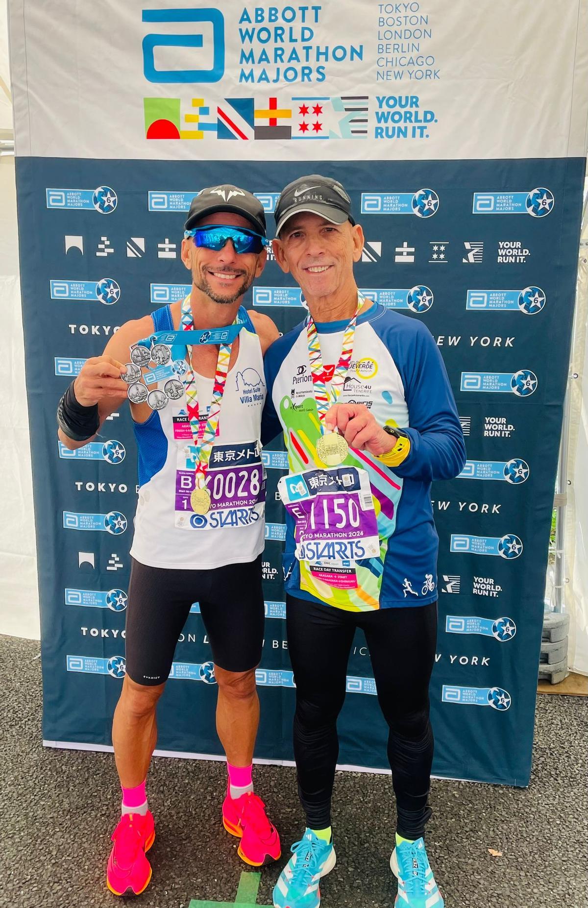 Iván Martín posa junto a su padre tras completar la Maratón de Tokio