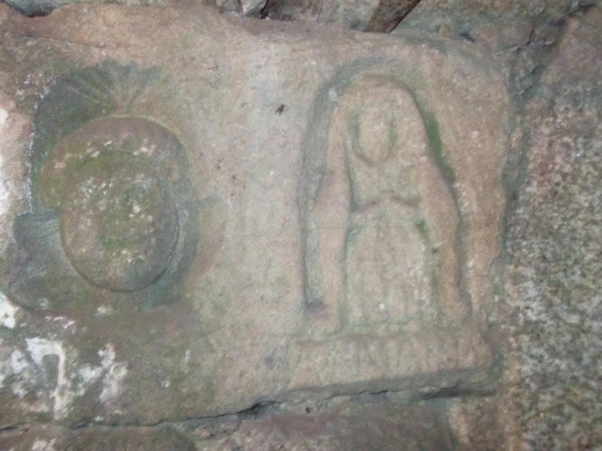 Figuras esculpidas no interior da vivenda de Ignacio Cerviño.