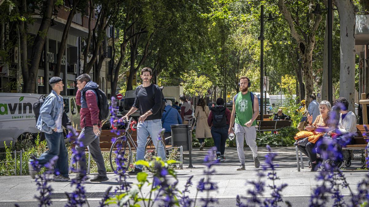 Gente andando por el eje verde de Consell de Cent