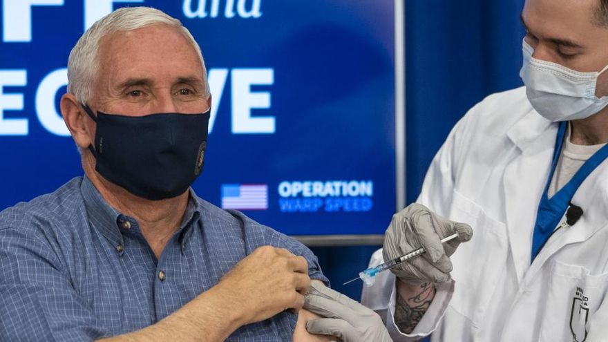 Pence se pone en público la vacuna para dar confianza