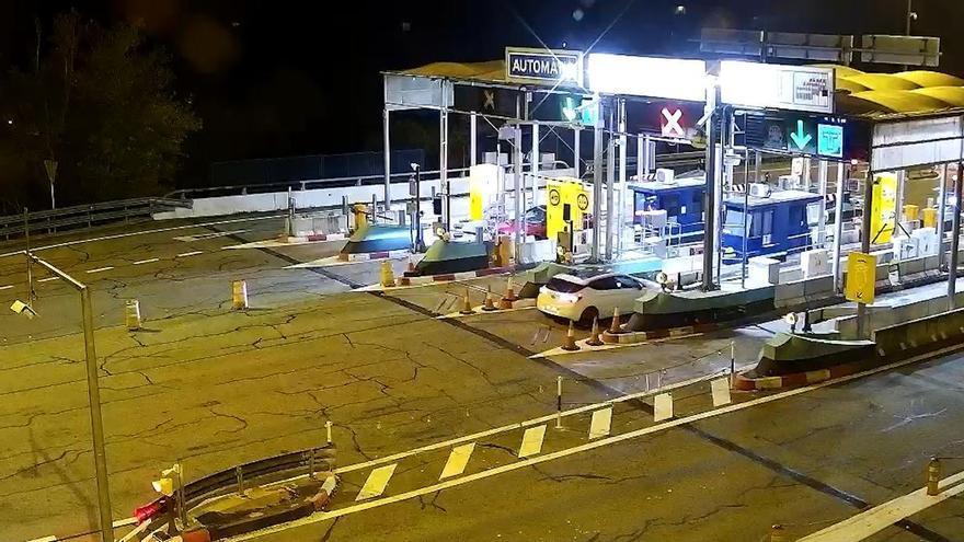 La dona arriba al peatge, fa marxa enrere i segueix en contra direcció