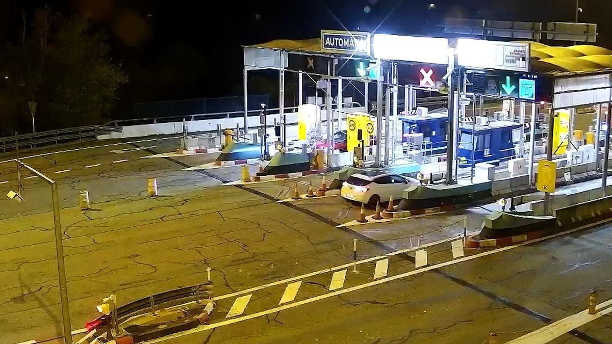 La dona arriba al peatge, fa marxa enrere i segueix en contra direcció