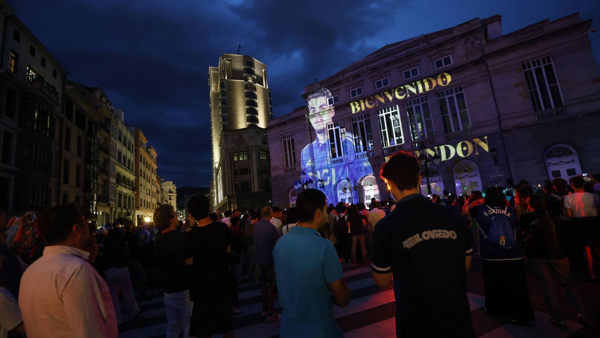 Así fue la presentación de la nueva camisera del Real Oviedo para jugar en Primera
