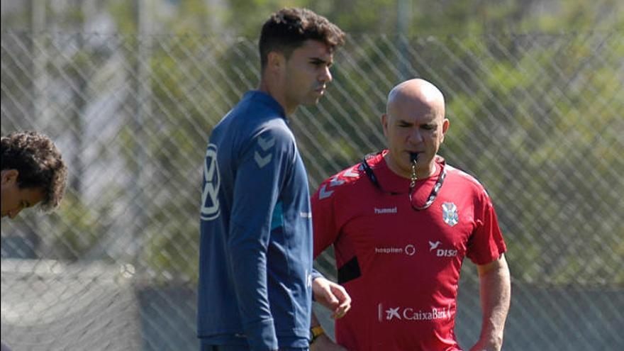 Sampedro con Naranjo (arriba) y dándole alguna indicación a Carlos Ruiz.