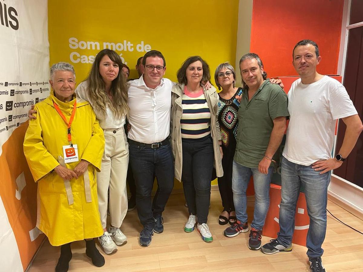 Ignasi Garcia, de Compromís, junto a miembros de su lista electoral.