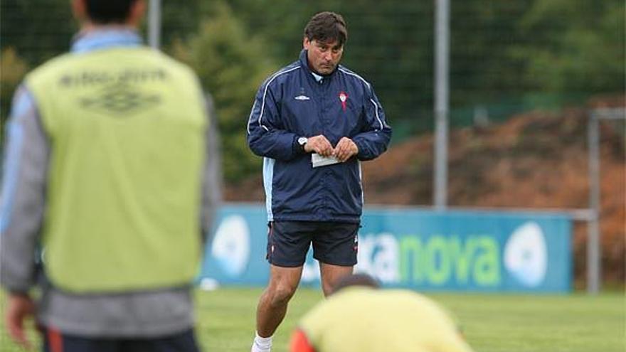 Menéndez toma notas durante un entrenamiento del primer equipo.