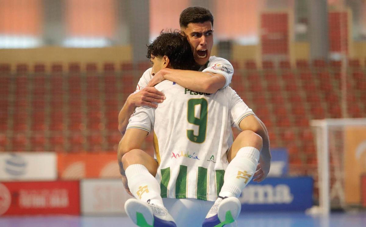 Tomás Pescio y Carlos Gómez celebran un gol del Córdoba Futsal.