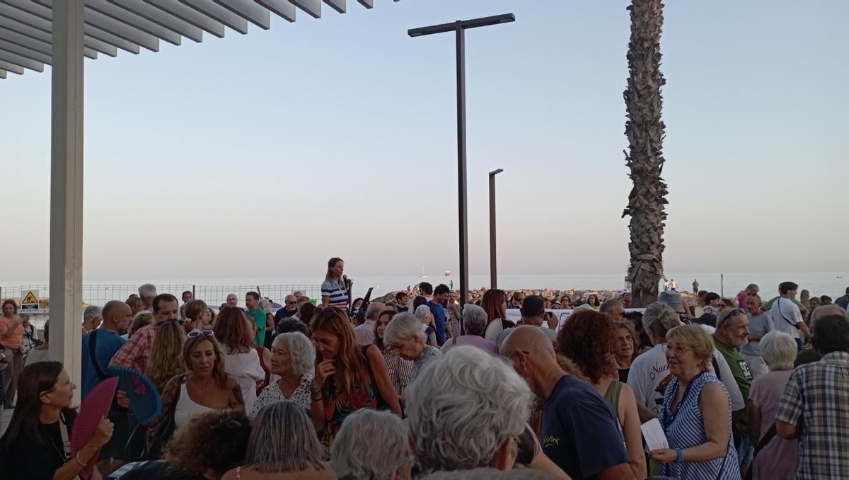 Unas 300 personas de todas las edad llenaron el lugar de la concentración en Pedregalejo.