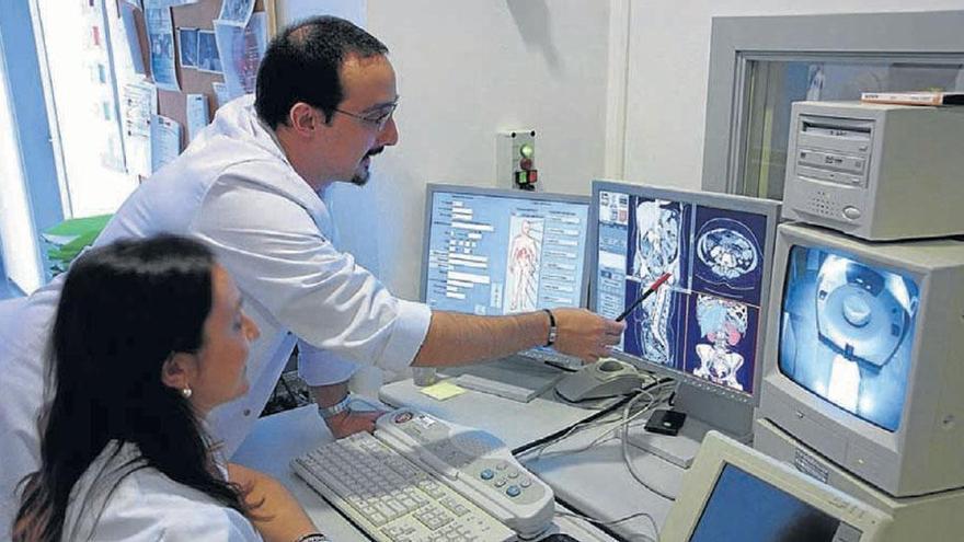 El SES contratará a 84 médicos de los 132 que terminan el MIR en Extremadura