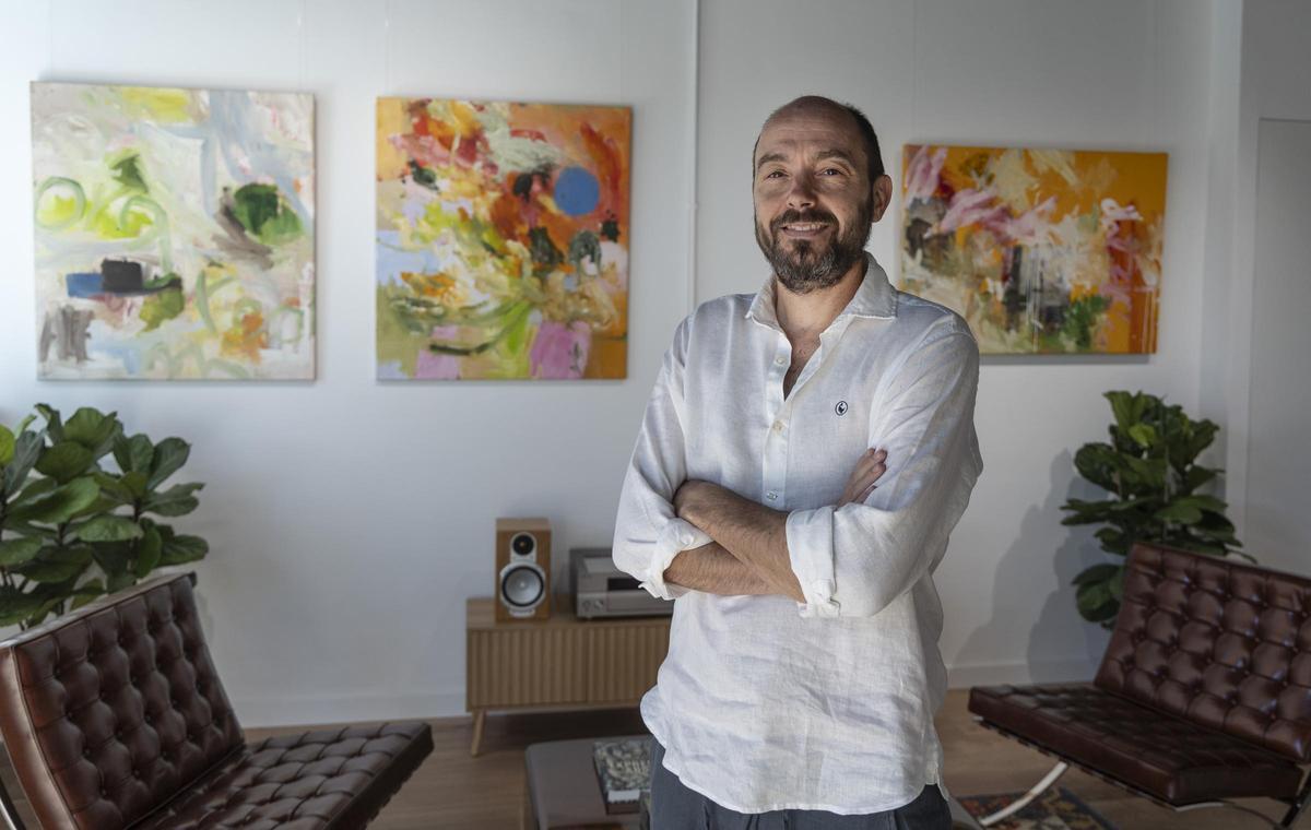 El artista y galerista Alfonso Sánchez, en la nueva galería de arte que abre en Sant Joan d'Alacant
