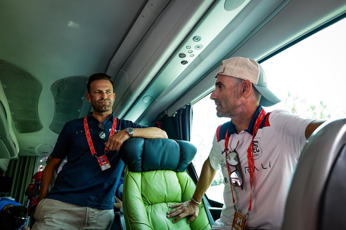 Alejandro Valverde, de visita, junto a José Joaquín Rojas (director del Movistar, a la izquierda), en el bus del equipo español.